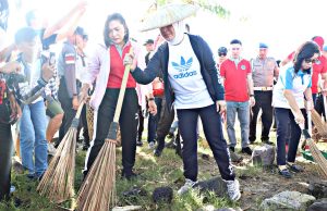 Istri Kapolri Bersihkan Sampah di Manado.