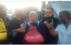 Laskar GSVL dan JPAR Bagikan Sembako ke Pedagang Emperan Toko