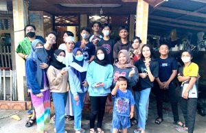 Pemuda Desa Bulawan Bagikan Paket Kue Buka Puasa Kepada Pengendara