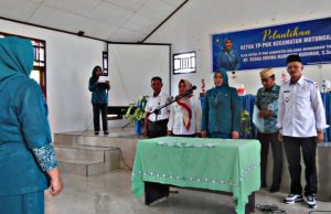 Seska Ervina Budiman Lantik Ketua TP-PKK Kecamatan Motongkad